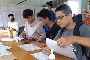 Sinh viên trường ĐH Sư phạm Kỹ thuật, ĐH Đà Năng làm thủ tục nhập học