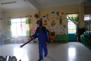 Phun thuốc khử trùng ở các trường học vùng ngập lụt sau khi nước rút