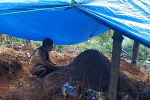 Em Hồ Thị Điệp suy sụp bên nấm mộ của cha mẹ lập do dân làng lâp vội sau vụ sạt lở kinh hoàng ở Trà Leng.