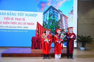 TS Phan Minh Đức – Phó Hiệu trưởng trường ĐH Bách khoa, ĐH Đà Nẵng trao bằng cho 2 tân tiến sĩ.