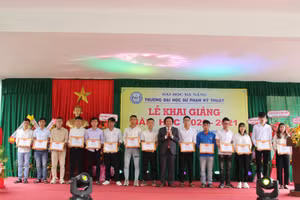 Hiệu trưởng trường ĐH Sư phạm Kỹ thuật (ĐH Đà Nẵng) khen thưởng cho tân SV đạt điểm cao trong kỳ tuyển sinh 2020