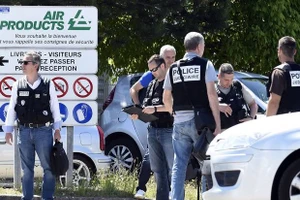 Cảnh sát Pháp phong tỏa lối vào Công ty thiết bị hàng không ở Saint-Quentin-Fallavier, gần Lyon. Nguồn: AFP/TTXVN