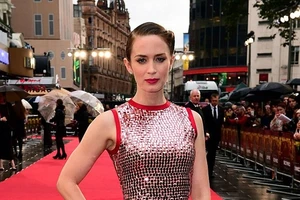 Emily Blunt đẹp cuốn hút bất chấp trời mưa