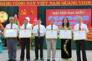 Ông Trần Tiến Dũng - Phó chủ tịch UBND tỉnh Quảng Bình tặng bằng khen cho tập thể, cá nhân có nhiều đóng góp tích cực của Hội Cựu giáo chức tỉnh.