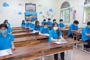 Học sinh trường THPT Chuyên Tuyên Quang trước giờ thi.