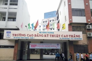 Cổng trường CĐ Kỹ thuật Cao Thắng.