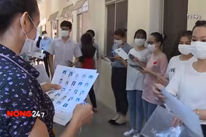 NÓNG 247 | Thí sinh làm thủ tục dự thi tốt nghiệp THPT trực tiếp tại điểm thi 