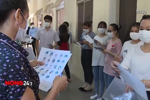 NÓNG 247 | Thí sinh làm thủ tục dự thi tốt nghiệp THPT trực tiếp tại điểm thi 