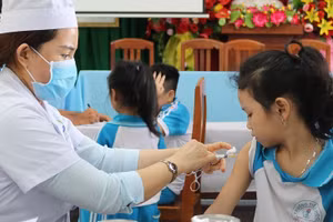 Nóng 247 | TP Hồ Chí Minh lên phương án tiêm vắc xin cho học sinh trước khi vào học kỳ II