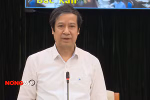 NÓNG 24/7: Bộ trưởng Nguyễn Kim Sơn kiểm tra tại điểm thi trường THPT Chu Văn An