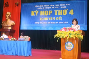 Đại diện UBND tỉnh Đồng Nai trình bày quy định chính sách học phí học kỳ 1 năm học 2021 - 2022.