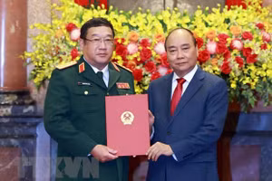 Chủ tịch nước Nguyễn Xuân Phúc trao Quyết định thăng quân hàm Thượng tướng cho Thứ trưởng Phạm Hoài Nam. Ảnh: TTXVN
