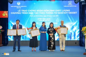 Trung tâm Kiểm định Chất lượng Giáo dục Thăng Long trao giấy chứng nhận kiểm định cho các chương trình đạt chuẩn.