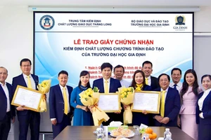 Đại diện 3 ngành đạt chuẩn kiểm định của Trường ĐH Gia Định nhận giấy chứng nhận