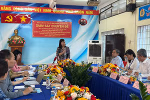 Đoàn giám sát của Ủy ban Thường vụ Quốc hội làm việc tại Trường THCS Trần Quang Khải.