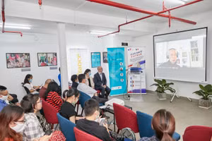 Sinh viên trau dồi kỹ năng ngoại ngữ sẽ thuận lợi khi tiếp cận tri thức thế giới. 