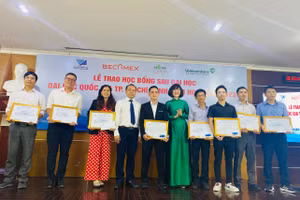 Các nghiên cứu sinh, học viên cao học nhận học bổng năm 2023.