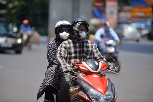 Thời tiết hôm nay Bắc Bộ nắng nóng, Nam Bộ mưa rào và dông vài nơi