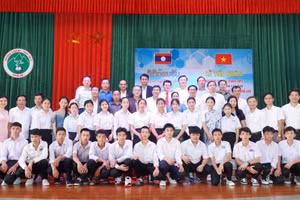 Đại diện lãnh đạo tỉnh Nghệ An chụp ảnh lưu niệm cùng 31 lưu học sinh và đại diện lãnh đạo 6 tỉnh nước bạn Lào. Ảnh: Hồ Lài.