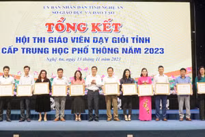 Ông Thái Văn Thành - Giám đốc Sở GD&ĐT Nghệ An khen thưởng 11 tập thể có thành tích xuất sắc tại hội thi. Ảnh: Hồ Lài.