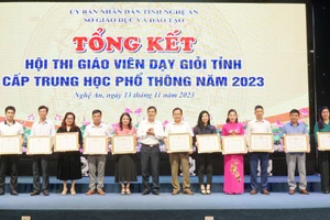 Ông Thái Văn Thành - Giám đốc Sở GD&ĐT Nghệ An khen thưởng 11 tập thể có thành tích xuất sắc tại hội thi. Ảnh: Hồ Lài.