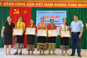 Trao giấy khen cho các học viên đạt kết quả tốt lớp học xóa mù chữ tại xã biên giới Tri Lễ, huyện Quế Phong, Nghệ An. Ảnh: NVCC
