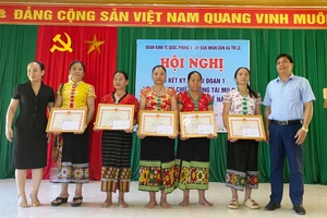 Trao giấy khen cho các học viên đạt kết quả tốt lớp học xóa mù chữ tại xã biên giới Tri Lễ, huyện Quế Phong, Nghệ An. Ảnh: NVCC