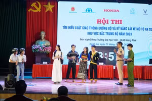 Các đội dự thi phần tiểu phẩm Hội thi tìm hiểu Luật giao thông đường bộ và kỹ năng lái xe mô tô an toàn” khu vực Bắc Trung bộ năm 2023. Ảnh: Hồ Lài.