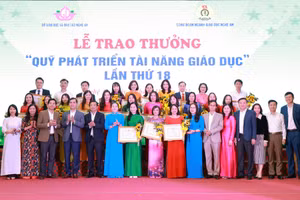 Công đoàn ngành Giáo dục Nghệ An tổ chức trao thưởng "Quỹ phát triển tài năng giáo dục" cho 24 giáo viên tiêu biểu toàn tỉnh. Ảnh: Hồ Lài