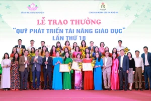 Công đoàn ngành Giáo dục Nghệ An tổ chức trao thưởng "Quỹ phát triển tài năng giáo dục" cho 24 giáo viên tiêu biểu toàn tỉnh. Ảnh: Hồ Lài