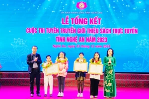 Ban tổ chức trao thưởng cho nhóm tác giả và tác giả đạt giải Nhất cá nhân cuộc thi. Ảnh: Hồ Lài.