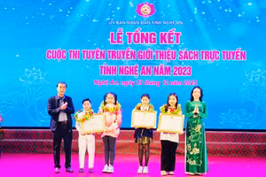 Ban tổ chức trao thưởng cho nhóm tác giả và tác giả đạt giải Nhất cá nhân cuộc thi. Ảnh: Hồ Lài.