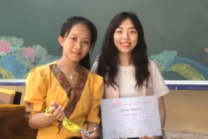 Em Nguyễn La Vi Na - nữ sinh người Đan Lai cùng cô giáo Nguyễn Thị Thùy Linh. Ảnh: Hồ Lài.