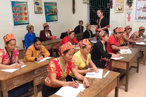 Lớp học xóa mù chữ cho bà con dân tộc thiểu số tại Nghệ An.