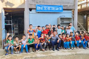 Trường Tiểu học Nga My (huyện Tương Dương, Nghệ An) thuê thêm nhà sàn của người dân làm chỗ ở cho học sinh bán trú. Ảnh: Hồ Lài.