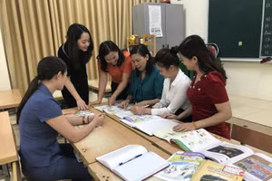 GV tiểu học thị xã Nghĩa Lộ thảo luận về sách mới (ảnh chụp trong bài trước thời điểm giãn cách dịch) 