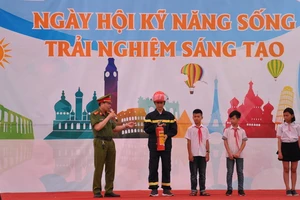 Học siinh được hướng dẫn kx năng chữa cháy