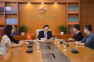 Bộ trưởng Bộ GD&ĐT Phùng Xuân Nhạ đại diện cho Chính phủ Việt Nam ký Hiệp định 3 bên- ảnh Trung tâm truyền thông Bộ GD&ĐT