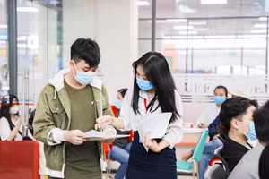 Thí sinh đang tìm hiểu điểm để xét tuyển vào UEF