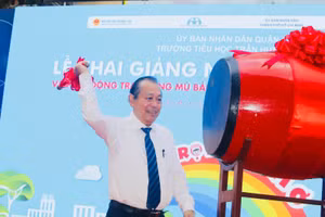 Phó Thủ tướng thường trực Chính phủ Trương Hòa Bình đánh trống khai giảng năm học mới tại Trường tiểu học Trần Hưng Đạo, Quận 1, TP.HCM
