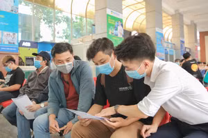 Thí sinh nộp hồ sơ xét tuyển vào Trường ĐH Công nghệ TP.HCM(HUTECH)