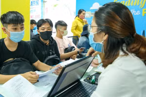 Thí sinh nộp hồ sơ xét tuyển vào HUTECH.