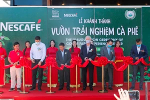 Các đại biểu cắt băng khánh thành "Vườn Trải Nghiệm Cà Phê"