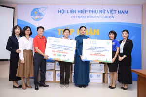 Hội LHPN Việt Nam tiếp nhận hỗ trợ từ đại diện công ty Nestlé Việt Nam.