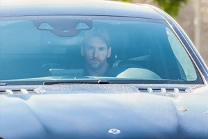 Để lại sau lưng chuyện lùm xùm, Messi trở lại tập với Barca