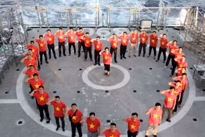 Đoàn công tác của Bộ GD&ĐT thăm Trường Sa, nhà giàn DK 1