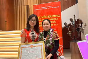 Lang Thị Mai Sương (sinh viên năm nhất, Trường ĐH Ngoại thương) cùng mẹ tại Lễ tuyên dương học sinh, sinh viên, thanh niên dân tộc thiểu số xuất sắc, tiêu biểu lần thứ X. Ảnh NVCC.