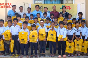 Chương trình “Cùng em tới lớp” trao quà, học bổng cho HS tỉnh Sóc Trăng.