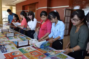 Giáo viên tiểu học Tiền Giang tham gia tập huấn SGK mới.