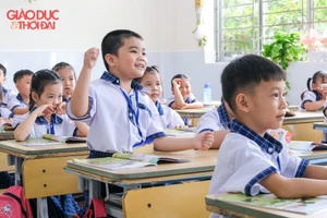 Cô, trò hào hứng ngày đầu dạy, học SGK lớp 1